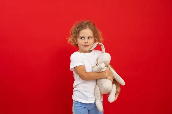 Ritratto Allegra Bambina Dagli Occhi Azzurri Con Capelli Corti Ricci — Foto Stock