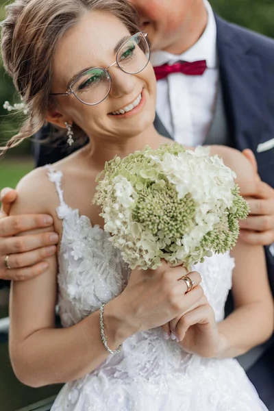Retrato Jovem Mulher Sorridente Impecável Noiva Vestindo Óculos Vestido Bonito — Fotografia de Stock