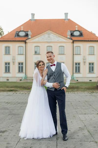 Portret Wesołej Pary Stojącej Przed Starym Budynkiem Latem Młoda Piękna — Zdjęcie stockowe