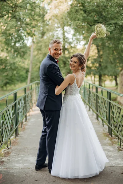 Retrato Feliz Casal Casamento Sorridente Abraçando Ponte Parque Verão Olhando — Fotografia de Stock