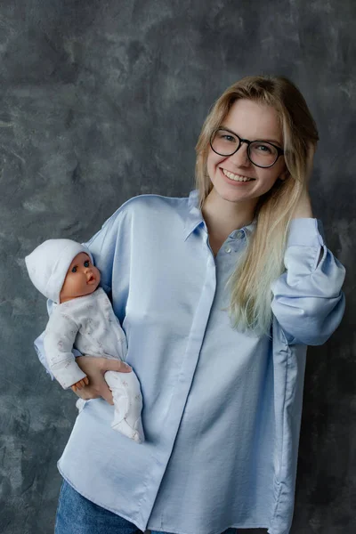 Radosna Przyszła Matka Bierze Kurs Przygotowujący Porodu Szare Tło Ściany — Zdjęcie stockowe