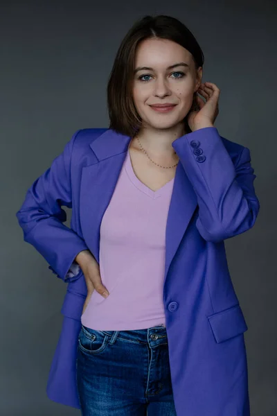 Retrato Bela Jovem Mulher Blazer Feminino Azul Elegante Tocando Cabelo — Fotografia de Stock