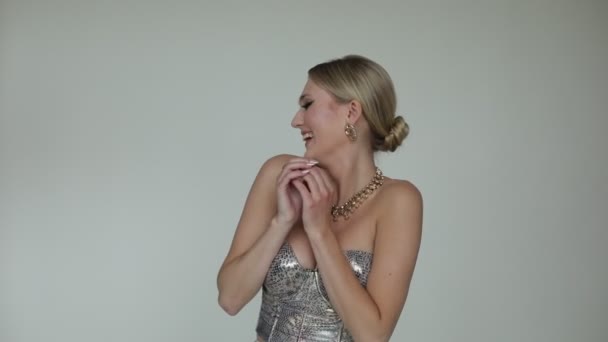 Video Van Lachende Humoristische Kokette Aantrekkelijke Blonde Vrouw Zilveren Cocktailjurk — Stockvideo
