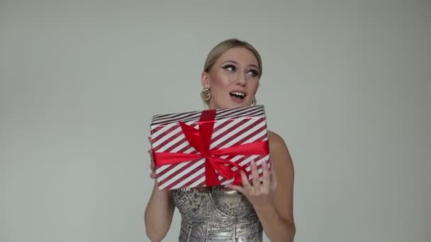 Elegant Fermecător Modă Blondă Rochie Argint Prinderea Dungi Cutie Cadou — Videoclip de stoc