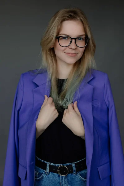 穿着时髦蓝色女衫 戴着灰色背景眼镜 带着微笑的年轻女性的画像 免费复制空间 新系列基本休闲装 明亮的办公室装束 工作生活方式 — 图库照片
