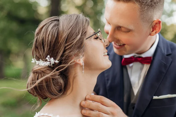 Retrato Casal Casamento Adorável Feliz Que Está Fora Parque Verão — Fotografia de Stock