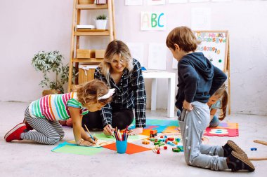 Kadın psikiyatrist, pedagog oynayan ve çocuklarla hayal etmeyi öğrenen, anaokulları için ruh sağlığı geliştirme merkezinde yaratıcı resim yapan. Dikkat eksikliği bozukluğu, otistik çocuklar