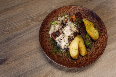 Patatesli biftek rosto, beyaz ekşi soslu biber, tabakta yeşillik ya da restoran masası. Menü, ziyafet ve yeni tarif. Eşsiz mutfak reklamı. Boşluğu kopyala, üst görünüm
