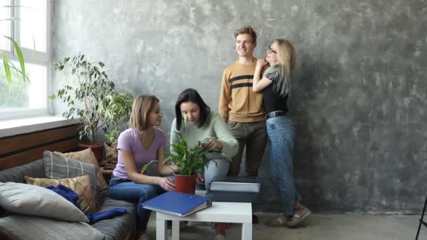 Studenci Pierwszego Roku Siedzą Przy Stole Komnacie Kampusu Oglądają Kwiat — Wideo stockowe