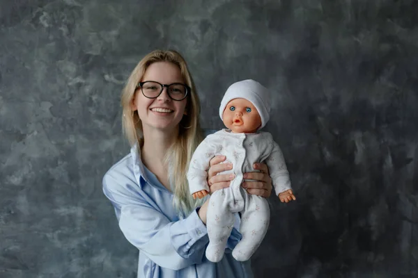 Uśmiechnięta Przyszła Matka Bierze Kurs Przygotowujący Porodu Szare Tło Ścienne — Zdjęcie stockowe