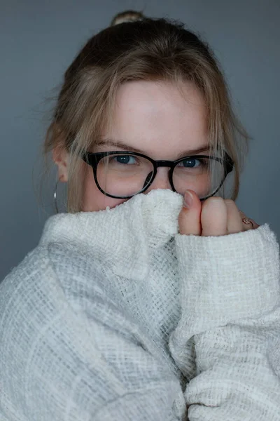 Giovane Donna Occhiali Neri Riscaldarsi Nascondendo Naso Bocca Sotto Vestiti — Foto Stock