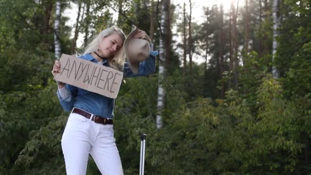 Mladá Žena Čeká Lese Kufrem Silnici Dálnice Atraktivní Blondýnka Klobouku — Stock video