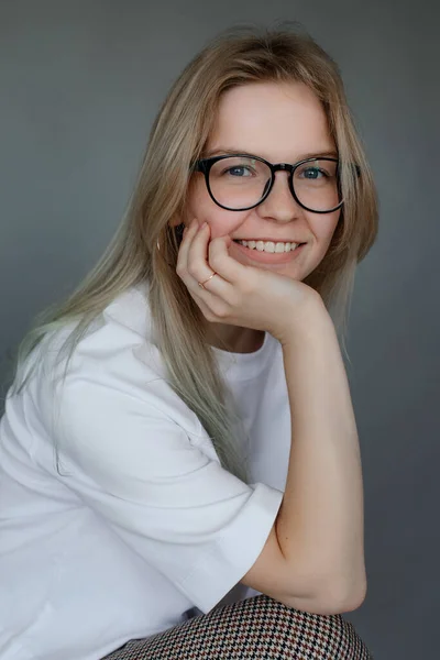 Porträt Einer Jungen Lächelnden Makellosen Frau Mit Langen Blonden Haaren — Stockfoto