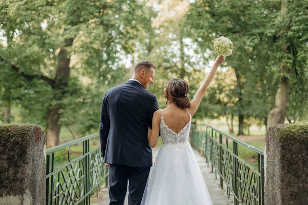 Visão Traseira Casal Casamento Feliz Que Está Abraçando Ponte Perto — Fotografia de Stock