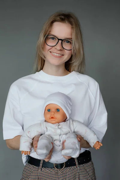 Portret Młodej Szczęśliwej Pięknej Kobiety Trzymającej Lalkę Białych Ciuchach Obiema — Zdjęcie stockowe