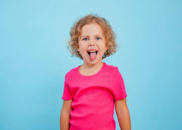 Pequena Menina Loira Encaracolado Pequeno Expressivo Brincalhão Positivo Camisa Rosa — Fotografia de Stock