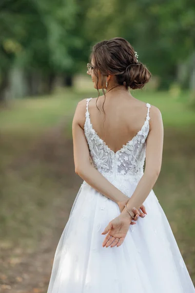 Retrovisore Verticale Ritratto Lucido Calmo Misterioso Sposa Con Panino Capelli — Foto Stock