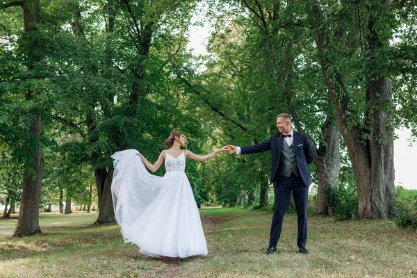 Vista Lateral Dança Casal Casamento Perto Árvores Parque Verão Jovem — Fotografia de Stock