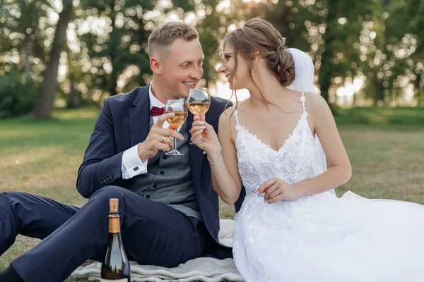 Smiling Cheerful Married Couple Bride Wedding Dress Groom Suit Look — Stock Photo, Image