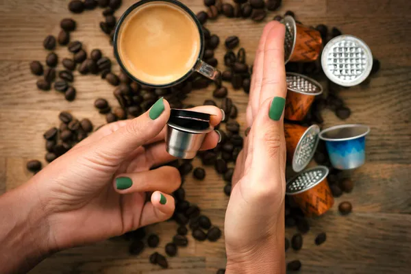 Återanvändbara Eller Påfyllningsbara Kaffekapsel Kontra Aluminium Ett Koncept För Återvinning Stockbild