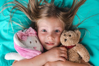 Çocuk korkuyor. Yataktaki kız korkuyor. Bir çocukta kabuslar