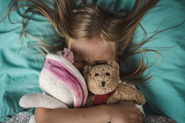 Дитина Боїться Дівчина Ліжку Боїться Нічні Кошмари Дитини — стокове фото