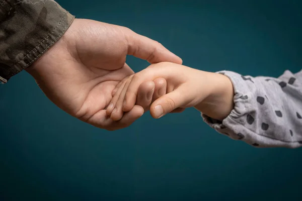 Die Hand Eines Soldaten Hält Die Hand Eines Kindes Großaufnahme — Stockfoto