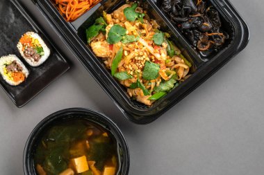 Konteynırda bir dizi Kore yemeği. Kore mutfağı. Asya Yemekleri