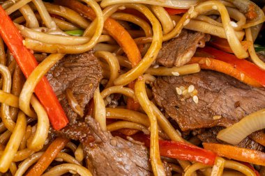 Teriyaki soslu udon erişteli biftek. tavuklu erişte.