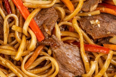 Teriyaki soslu udon erişteli biftek. tavuklu erişte.