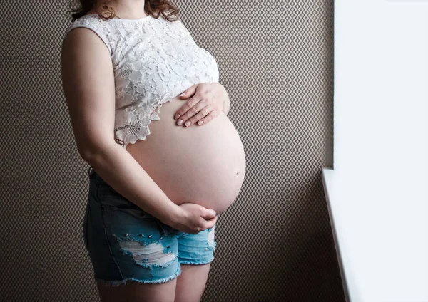 Hamile Bir Kızın Elleri Karnını Tutar Bir Çocuğun Doğmasını Bekler — Stok fotoğraf