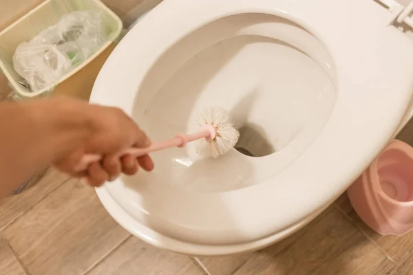 Hand Van Man Houdt Toiletborstel Vast Reinigt Het Toilet Het — Stockfoto