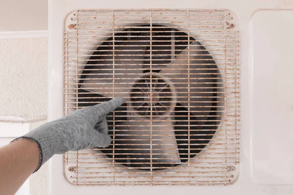 Die Hand Eines Klimaanlagen Reparatur Und Wartungsspezialisten Einem Bauhandschuh Der — Stockfoto
