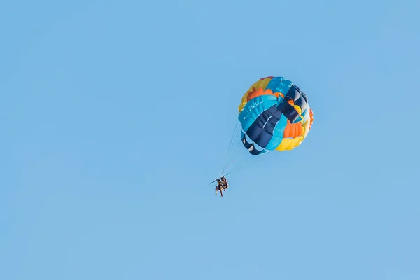 Deportes Extremos Actividad Descanso Emocionante Turistas Vacaciones Vuelan Una Sombrilla — Foto de Stock