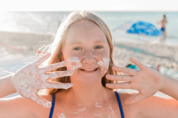 Porträtt Ung Positiv Tonåring Flicka Blond Europeiskt Utseende Med Solskyddsmedel — Stockfoto