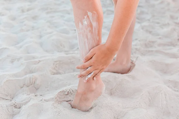 Ung Flickas Hand Smetar Solkräm Benet Bredvid Stranden Sand — Stockfoto