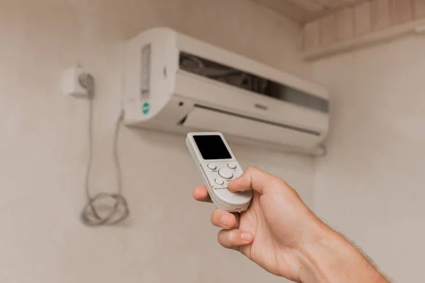 Mano Del Tipo Sostiene Control Remoto Del Aire Acondicionado Refrigeración — Foto de Stock