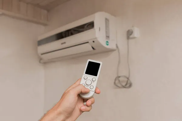 Guy Hand Holds Remote Control Air Conditioner Cooling Temperature Control — Stock Photo, Image