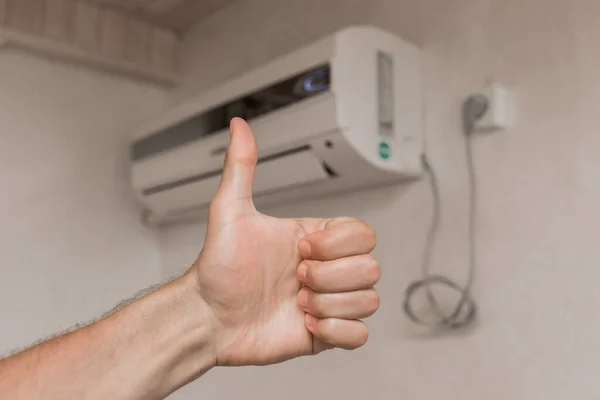 Guy Hand Shows Class Thumbs Background Air Conditioner Wall Room — Stock Photo, Image