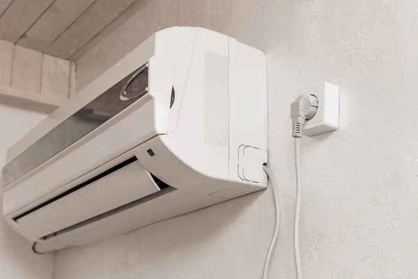 家の壁にはエアコンがかかっている 部屋の温度制御と冷却の近代的なシステム — ストック写真