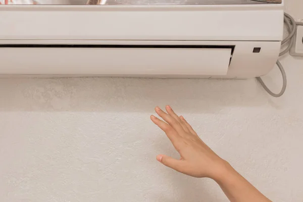 Het Meisje Legt Zijn Hand Onder Airco Kamer Temperatuur Het — Stockfoto