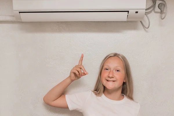 Cute Teen Girl Blondynka Europejski Wygląd Wskazuje Palcem Klimatyzatora Ścianie — Zdjęcie stockowe