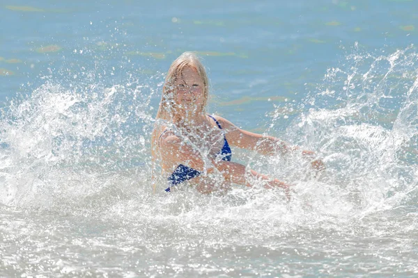 Junge Fröhliche Mädchen Teenager Blonde Europäische Erscheinung Macht Spritzer Wasser — Stockfoto