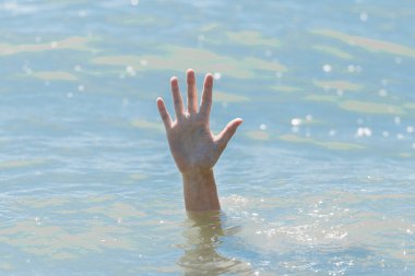 Boğulan bir kızın suyunun altından gelen bir el tehlikeli bir yüzme sırasında bir kişiyi kurtarıyor..