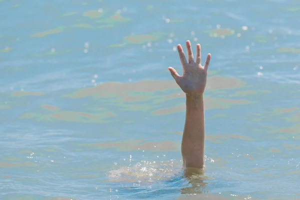 Hand Från Vattnet Drunknande Flicka Hjälp Och Brådskande Räddning Person — Stockfoto