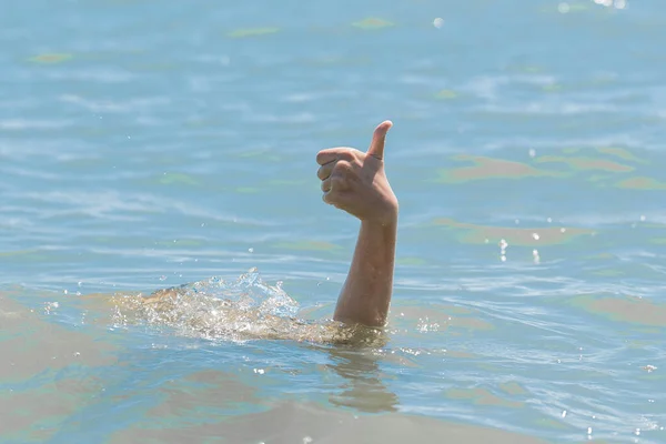 Χέρι Κάτω Από Νερό Ενός Κοριτσιού Που Πνίγεται Δείχνει Φινέτσα — Φωτογραφία Αρχείου