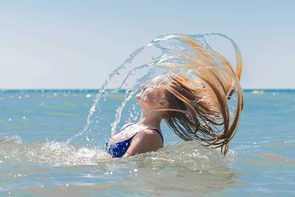 Ung Attraktiv Flicka Tonåring Europeiskt Utseende Kastar Våt Långt Hår — Stockfoto