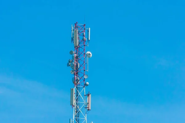 高高度信号アンテナ通信モバイルネットワークと無線インターネット — ストック写真