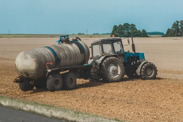 Traktor Egy Hordó Trágyával Mezőn Mezőgazdasági Berendezések Ipari Munkák Gazdaságban — Stock Fotó