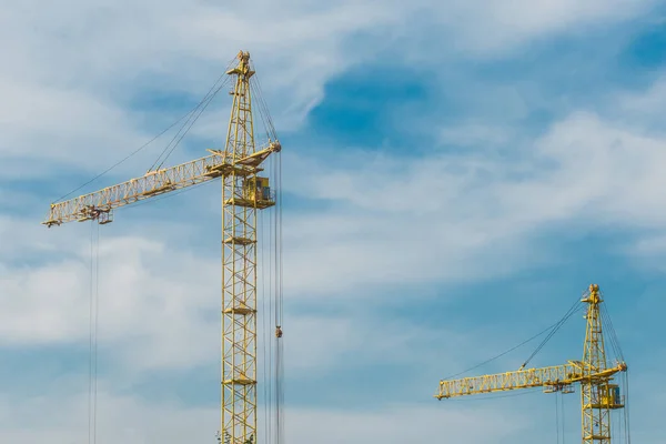 Torre Costruzione Industriale Gru Gialla Contro Cielo Blu — Foto Stock